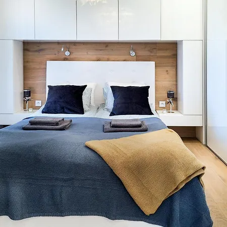 Classy 2-room With Private Garden And Air Conditioning- Old Town Apartment *