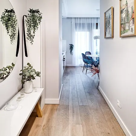Lägenhet Classy 2-room With Private Garden And Air Conditioning- Old Town